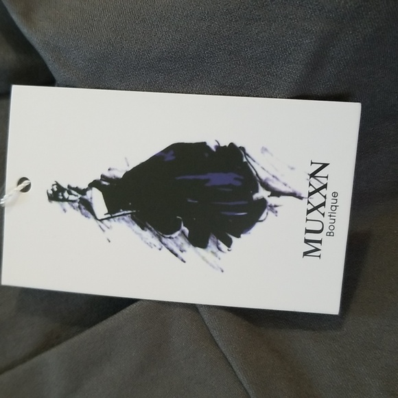 Muxxn Boutique NWT Medium Grey Dress with Slit in Back - Picture 4 of 8